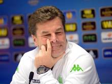 VfL-Trainer Dieter Hecking warnt vor dem Rückspiel vor Übermut. Foto: Peter Steffen