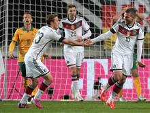 Lukas Podolski (r.) rettet mit seinem Treffer dem DFB-Team das 2:2 gegen Australien
