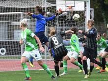 Nilla Fischer (l.) erzielt für den VfL Wolfsburg den Treffer zum 1:0. Freiburg-Keeperin Laura Benkarth kann nicht halten
