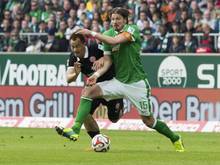 Bremens Sebastian Prödl (r.) und der Mainzer Shinji Okazaki kämpfen um den Ball
