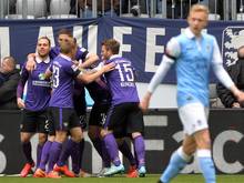 Die Mannschaft von Erzgebirge Aue feiert das 1:0 gegen 1860 München