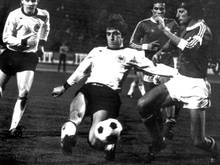 Im Länderspiel gegen die Schweiz erzielte Klaus Fischer (M.) 1977 sein "Jahrhunderttor"