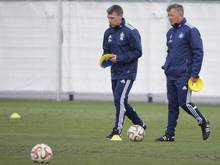 HSV-Interimstrainer Peter Knäbel (l) und Co-Trainer Peter Hermann begeben sich zum Mannschaftstraining