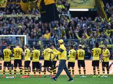 BVB-Trainer Jürgen Klopp bedankt sich nach dem Spiel bei den Fans