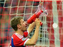 Thomas Müller bejubelt mit den Bayern-Fans den 6:1-Sieg über Porto