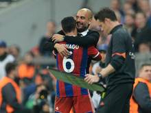 Der spielstarke Thiago (v.) wurde nach seiner Auswechslung von Bayern-Coach Pep Guardiola umarmt. Foto: Andreas Gebert