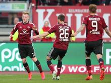 Sebastian Kerk (l) erzielte den Treffer zum 1:0 für die Nürnberger. Foto: Daniel Karmann