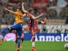 Die Zukunft von Mitchell Weiser (r) ist noch ungeklärt