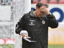 St. Paulis Trainer Ewald Lienen hat sich den Arm gebrochen