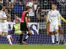 Cristian Ronaldo bleibt nur übrig, den Ball aus dem Netz zu holen