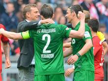 FCA-Trainer Markus Weinzierl feiert mit Paul Verhaegh und Markus Feulner (l-r) den Sieg in München