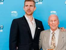 Per Mertesacker (l.) und Horst Eckel glauben an den Hamburger SV