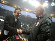 Eintracht-Boss Heribert Bruchhagen steht zu Trainer Thomas Schaaf (r.)