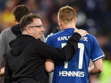 Karlsruhes Trainer Markus Kauczinski (l) hofft auf den Einsatz von Rouwen Hennings
