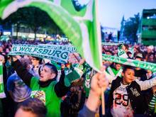 Die VfL-Fans feierten in Wolfsburg ausgelassen den Pokalsieg ihres Teams