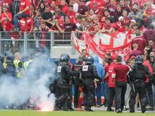 Die Polizisten versuchten den Platzsturm der Offenbacher Fans zu verhindern
