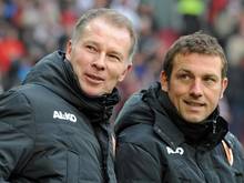 Augsburgs Sportdirektor Stefan Reuter kann weiter auf Trainer Markus Weinzierl zählen