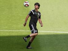 Bundestrainer Joachim Löw will nicht nur den Trainingsball, sondern auch die Konzentration hochhalten