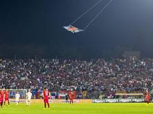 Eine an einer Drohne angehängten Fahne mit einer Abbildung Groß-Albaniens flog über das Stadion
