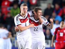 Matthias Ginter (l.) und Dominique Heintz bejubeln den Erfolg der deutschen U21