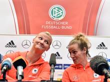 Alexandra Popp (l) und Simone Laudehr bei der Pressekonferenz in Montreal
