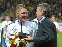 DFB-Päsident Wolfgang Niersbach (r) wird Bastian Schweinsteiger in der Bundesliga vermissen