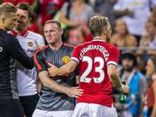Bastian Schweinsteiger (r.) trägt bei Manchester United die Nummer 23