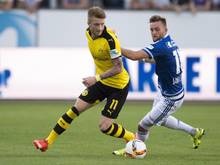 Marco Reus kämpft mit Luzerns Jakob Jantscher um den Ball