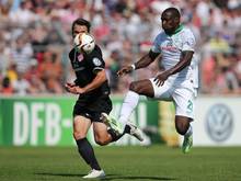 Anthony Ujah zeigt für Werder Bremen vollen Einsatz beim Kampf um den Ball
