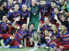 Die Spieler des FC Barcelona feiern die Sieg im UEFA-Super-Cup-Finale