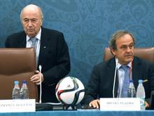 Michel Platini (r.) soll Sepp Blatter mit Gefängnis gedroht haben