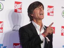Bundestrainer Joachim Löw nimmt einen weiteren Preis entgegen