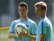 Mitchell Weiser (r) und Alexander Baumjohann stehen im Hertha-Kader für das Spiel gegen Werder Bremen. Foto: Soeren Stache