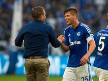 Schalkes Trainer Andre Breitenreiter (l.) gratuliert Klaas-Jan Huntelaar zum Treffer