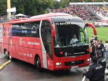 Der Mannschaftsbus des FC Bayern München ist auf dem Weg nach Mainz verunglückt