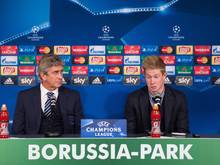 Manchesters Trainer Manuel Pellegrini (l) und Kevin de Bruyne bei einer Pressekonferenz in Mönchengladbach
