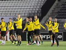 Die BVB-Spieler wärmen sich beim Training in Thessaloniki auf