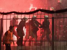 Griechische Polizei greift ein weil Fans des BVB Pyrotechnik zünden