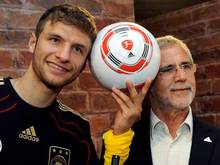 Thomas Müller und Gerd Mueller bei einem Fototermin im Jahr 2010