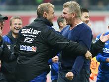 Paderborns neuer Trainer Stefan Effenberg freut sich mit Co-Trainer Sören Osterland über den Treffer zum 2:0