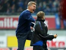 Einen gelungenes Debüt feiert Steffen Effenberg (l.) als Trainer des SC Paderborn