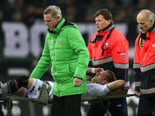 Der Gladbacher Andre Hahn musste verletzt vom Spielfeld getragen werden