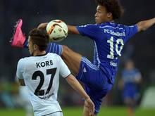 Der Gladbacher Julian Korb (l.) und Schalkes Leroy Sane versuchen den Ball zu spielen