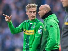 Gladbachs Trainer André Schubert im Gespräch mit seinem Spieler Oscar Wendt (l)