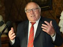 Uwe Seeler hält die Entscheidung, den Spieltag nicht abzusagen, für richtig