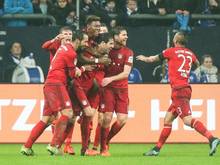 Münchens Spieler jubeln über den 1:2-Führungstreffer von Javier Martinez (M)