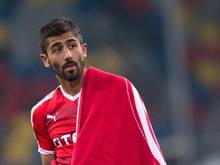 Düsseldorfs Kerem Demirbay hat sich nach seinem Platzverweis in der Wortwahl vergriffen und später entschuldigt