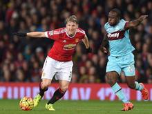 Bastian Schweinsteiger (l.) wird für drei Spiele zuschauen müssen