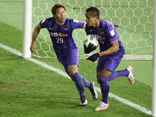 Douglas (r.) führte Sanfrecce Hiroshima mit einem Doppelpack zu Platz drei bei der Club-WM