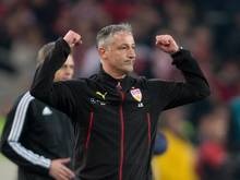 Stuttgarts Trainer Jürgen Kramny jubelt nach dem Abpfiff gegen den VfL Wolfsburg